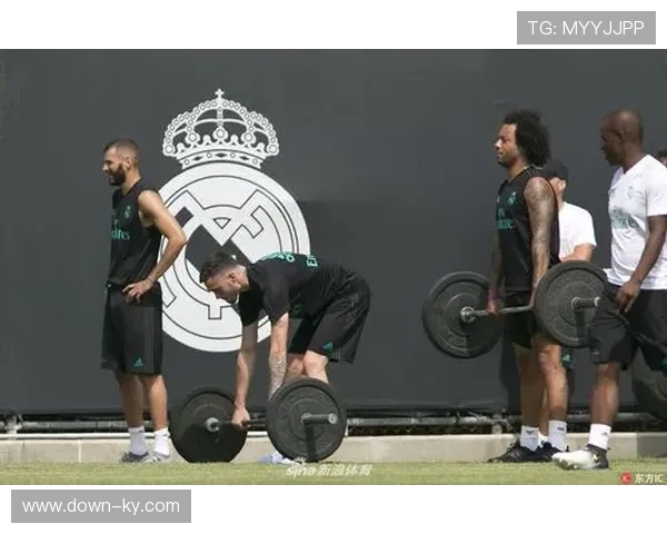 皇马小将赛前热身秀脚法，球迷看台高呼其名助威