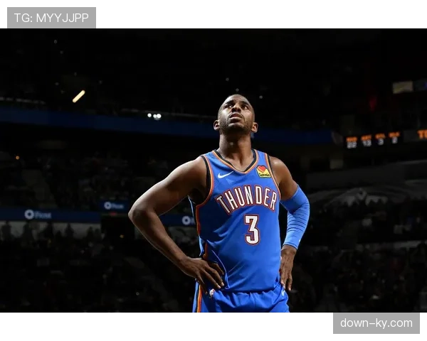 特写：在替补席上，40岁的克里斯·保罗如何指导年轻雷霆队